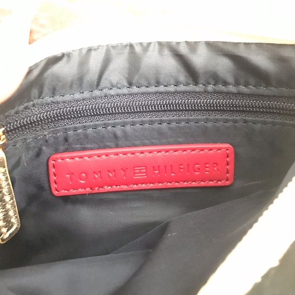 Gold Tommy Hilfiger clutch. - Picture 3 of 3